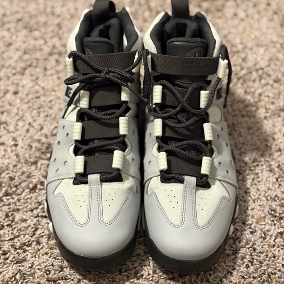 Nike Men’s Black and Gray Shoes - Picture 6 of 10